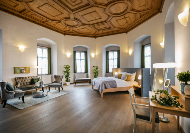     Dvoposteljna soba superior kot poročna soba v hotelu Jufa Schloss Röthelstein 